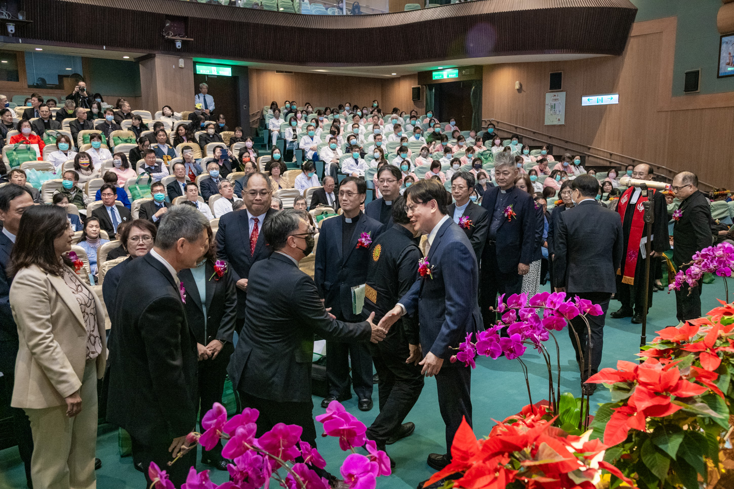 彰基全體15位董事出席並行接納禮。(彰基提供)